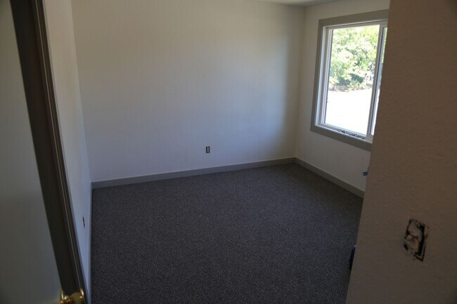 Building Photo - 3 bed/1.5 bath duplex Remodel Done 9/20/2025