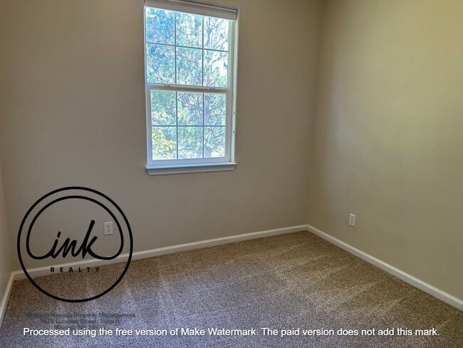 Building Photo - Cute townhome in Minden