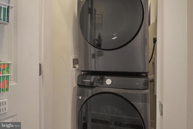 Building Photo - 813 Rockwell Ave