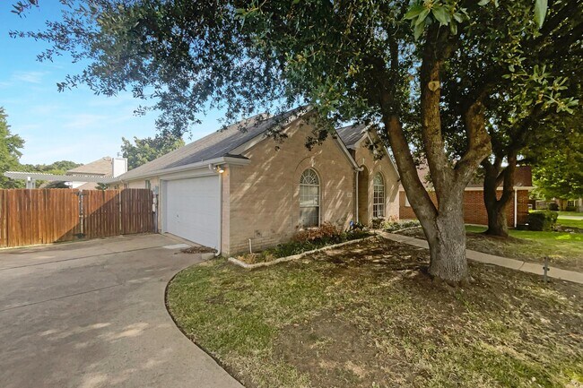 Building Photo - MOVE IN READY