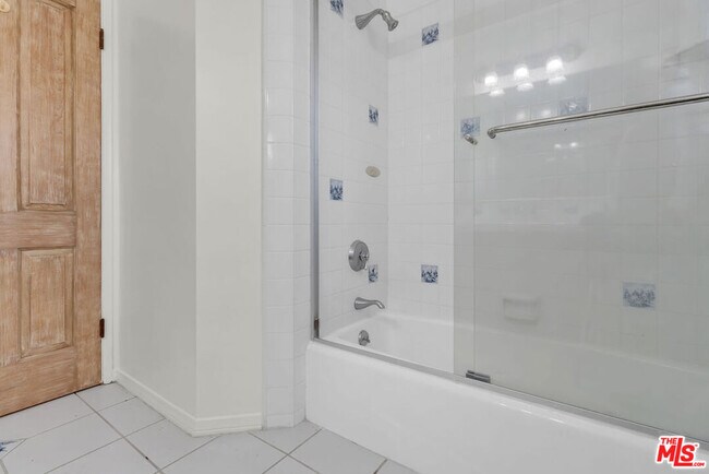 Building Photo - 9322 Lasaine Ave