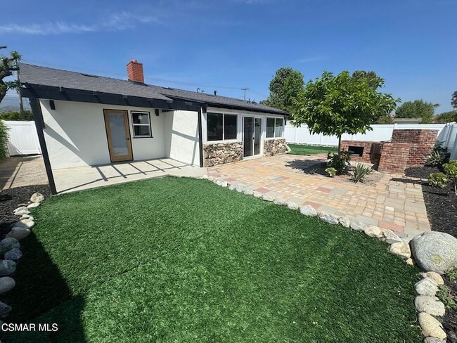 Building Photo - 21420 Chatsworth St