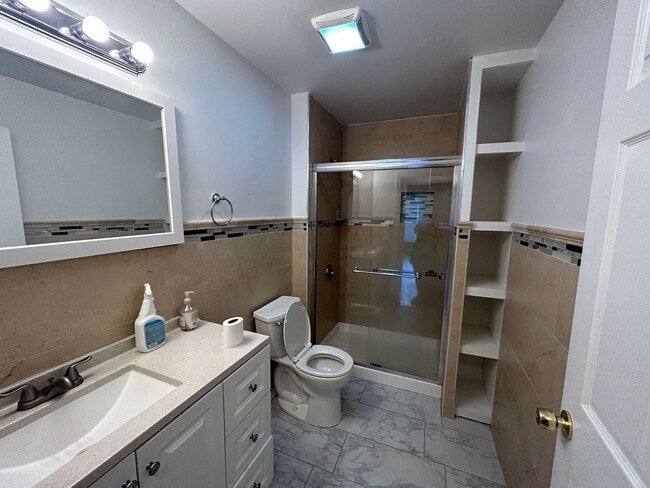 Building Photo - 519 Asbury Ave