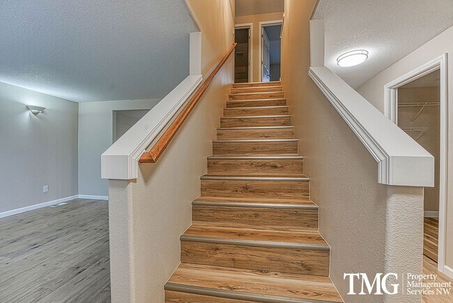 Building Photo - Wonderful 2 Story 3 Bed 2.5 Bath Home in Five Corners!