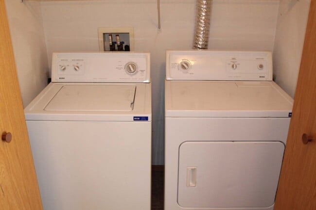 Building Photo - Two Bedroom Townhouse with Private Entrance, Private Garage and Washer & Dryer