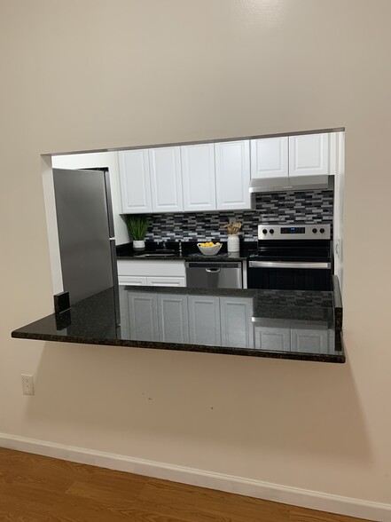 Kitchen with granite countertops - 111 Mulberry St