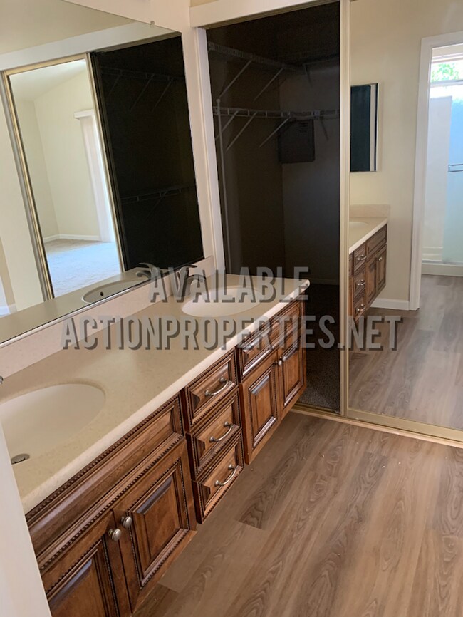 Building Photo - Antelope Single Story, - 3 bedroom, 2 bath - Separate Living Room, Family Room w/fireplace  Low M...