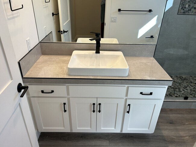 Building Photo - Beautifully Remodeled President’s Neighborhood Home