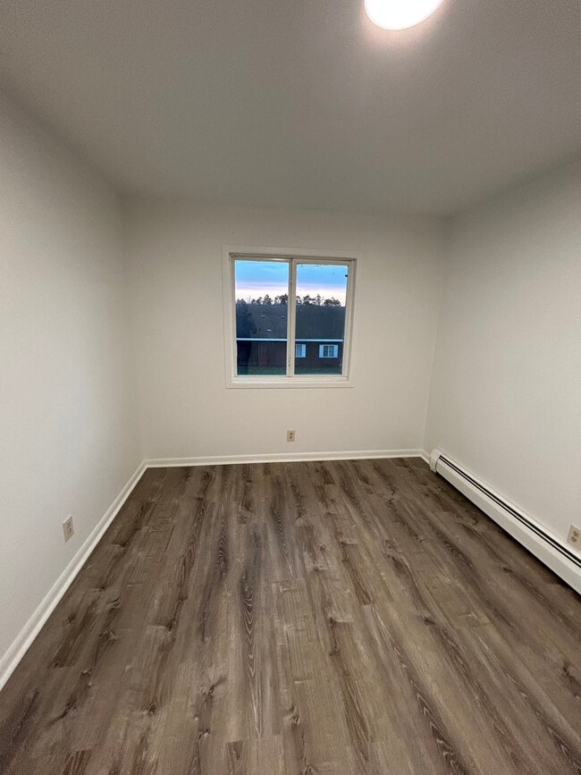 Building Photo - 1002 Main St