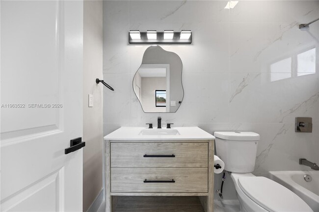 Building Photo - 630 NE 166th St