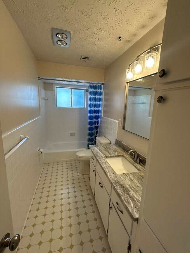 Building Photo - Beautiful home with everything you could want