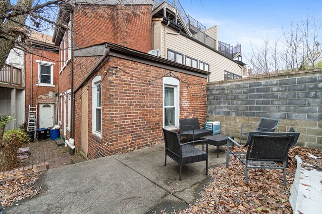 Building Photo - 5 bed, 2.5 Bath, Southside Flats