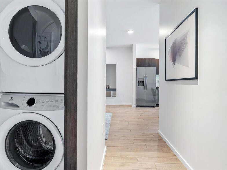 Building Photo - 398 NE 5th St