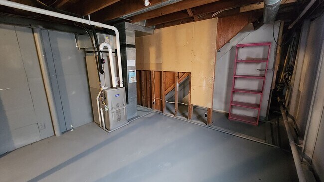 Building Photo - Beautiful, big 3BR rancher with 2 car gar near Lake Shawnee!