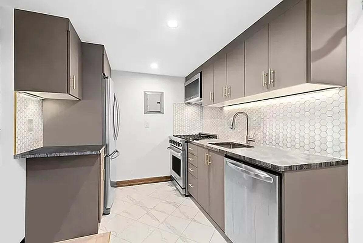 Building Photo - 121 E 37th St