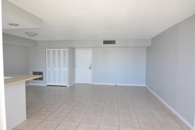 Building Photo - 1236 Hillsboro Mile