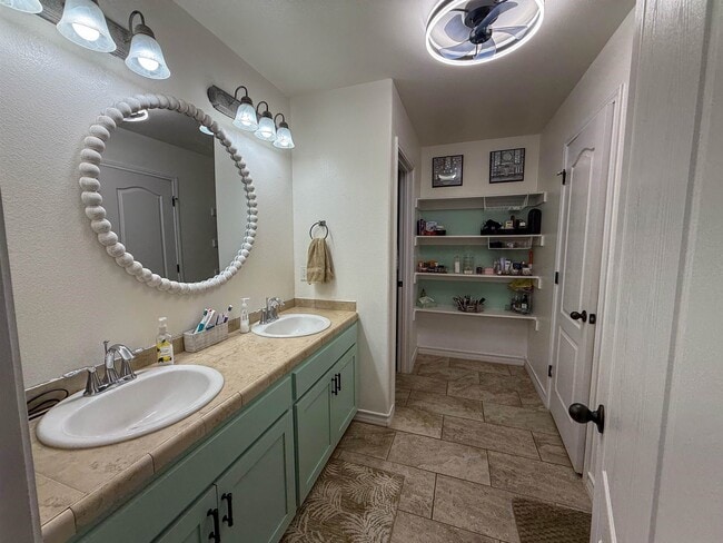 Building Photo - 208 Chisos Oak Dr