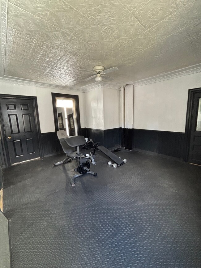 Building Photo - 23 Elm St