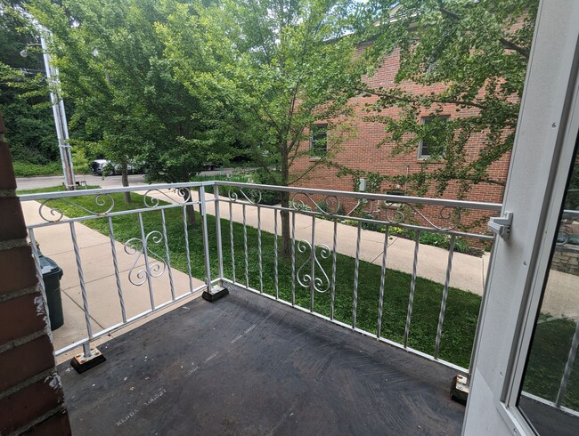 Building Photo - 2-bed 1-bath Apartment