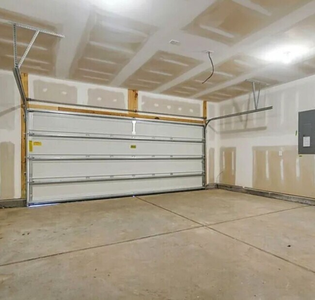 Building Photo - Four bedroom two bath home in Trieste at B...