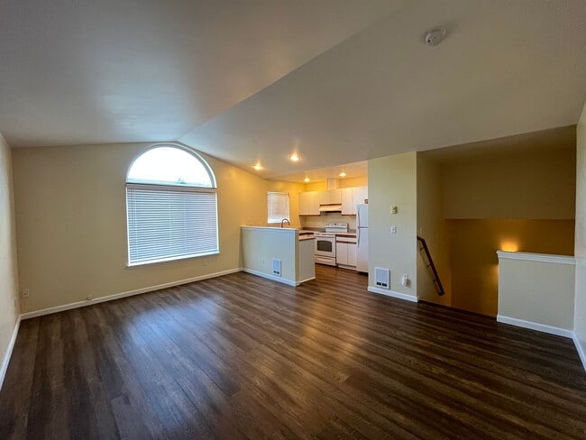 Building Photo - Spacious 3 Bedroom w/ Attached Garage
