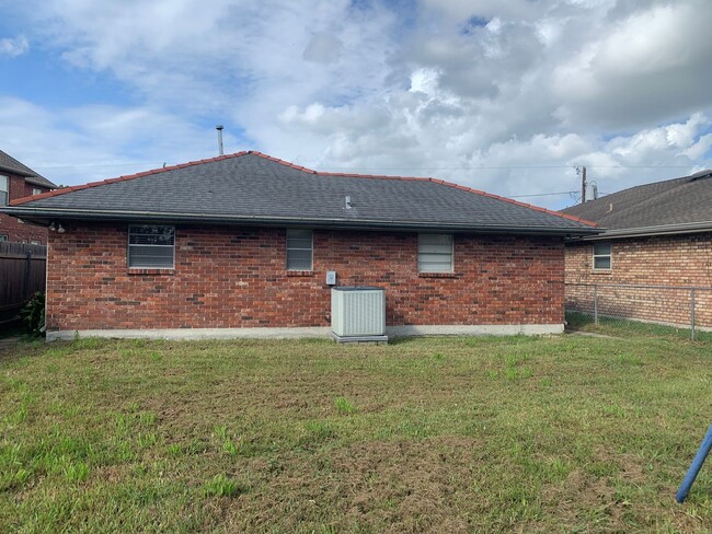 Building Photo - Metairie 3 Bedroom with Spacious Rooms and...