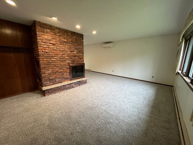 Building Photo - Lakeside 5 Bedroom 3 Bath Home Available N...