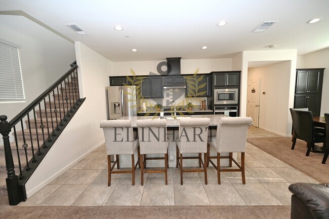 Building Photo - 893 Fir St W