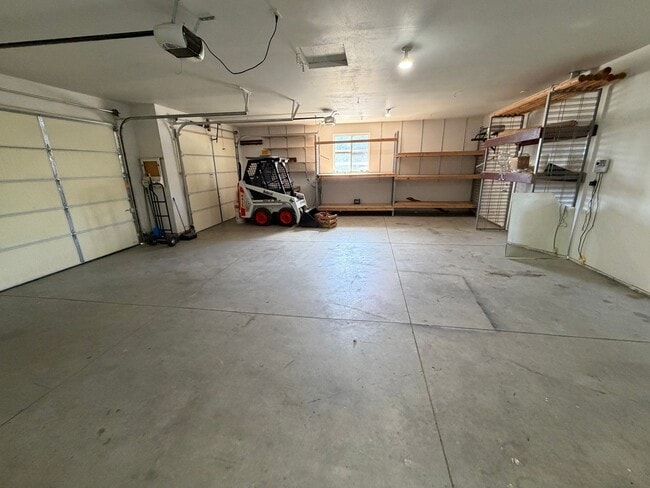 Building Photo - 435 NE Greystone Loop