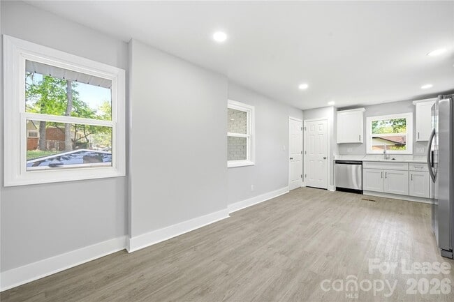 Building Photo - 553 Derrydowne Dr