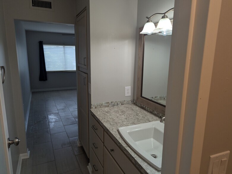 Main bath toward room - 200 Sanders Ferry Rd