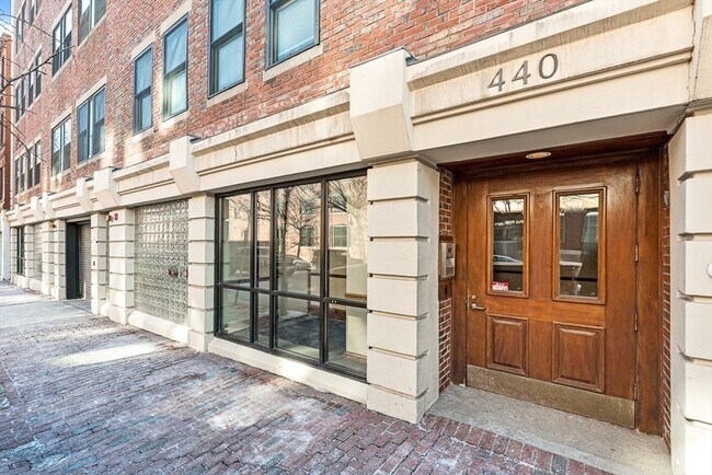 Building Photo - 440 Commercial St