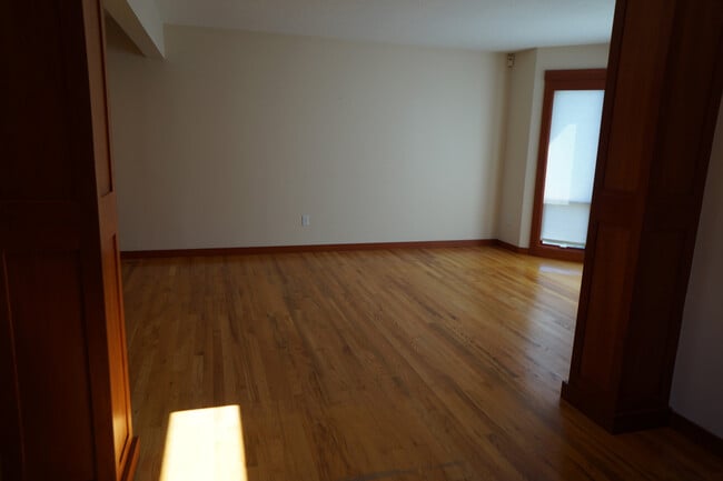 Building Photo - Stunning SW Portland (Arranmore) 4-bedroom...