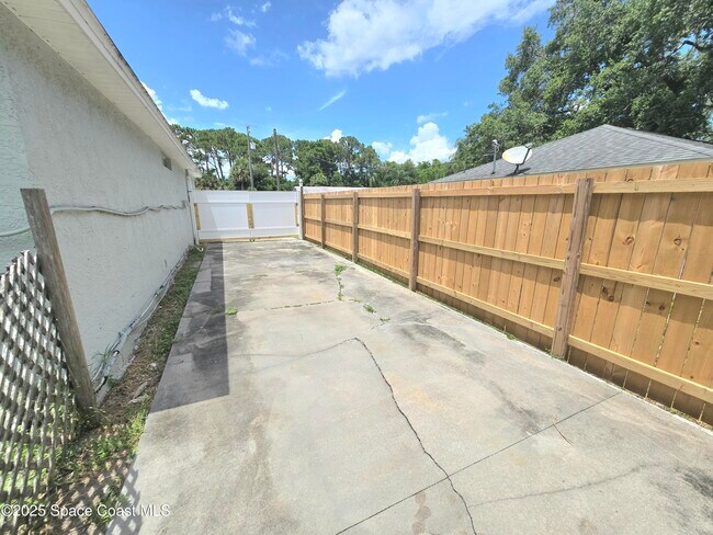 Building Photo - 4445 Greenhill St