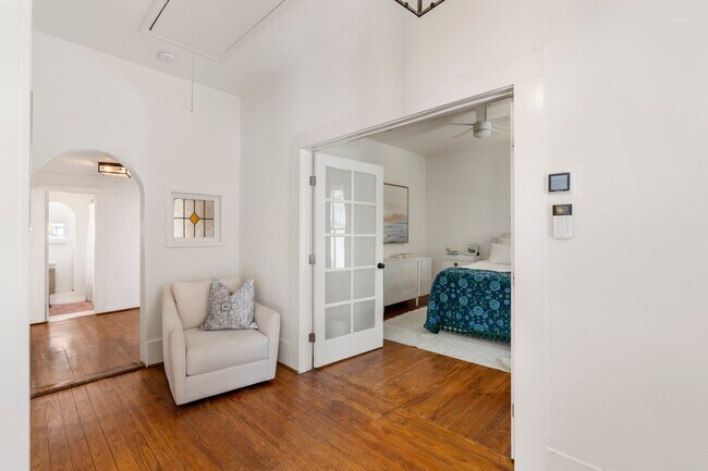 Building Photo - 721 W 12th St