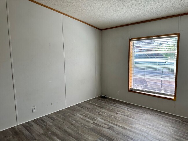 Building Photo - 119 Silver Maple Dr