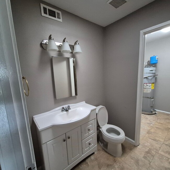 Building Photo - Carmichael 3 bedroom, $2195/month.