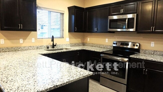 Building Photo - 821 SE Kinsley Ln