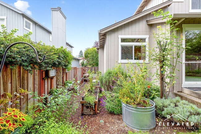 Building Photo - 5412 Sharon St