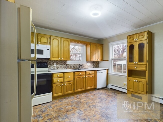 Building Photo - Charming 3BR Cape Cod Home in York Suburban Schools with Fenced Yard & Sunroom!!