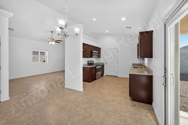 Building Photo - DESIRABLE LOCATION WITH RV PARKING