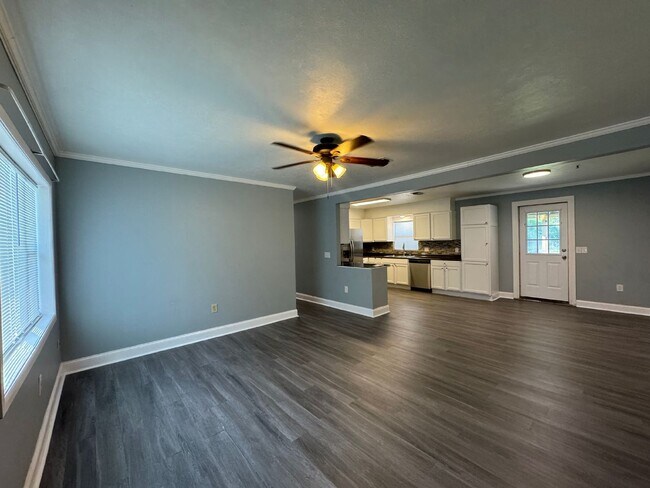 Building Photo - Charming 3-Bedroom 1-Bathroom Duplex Utilities Included!