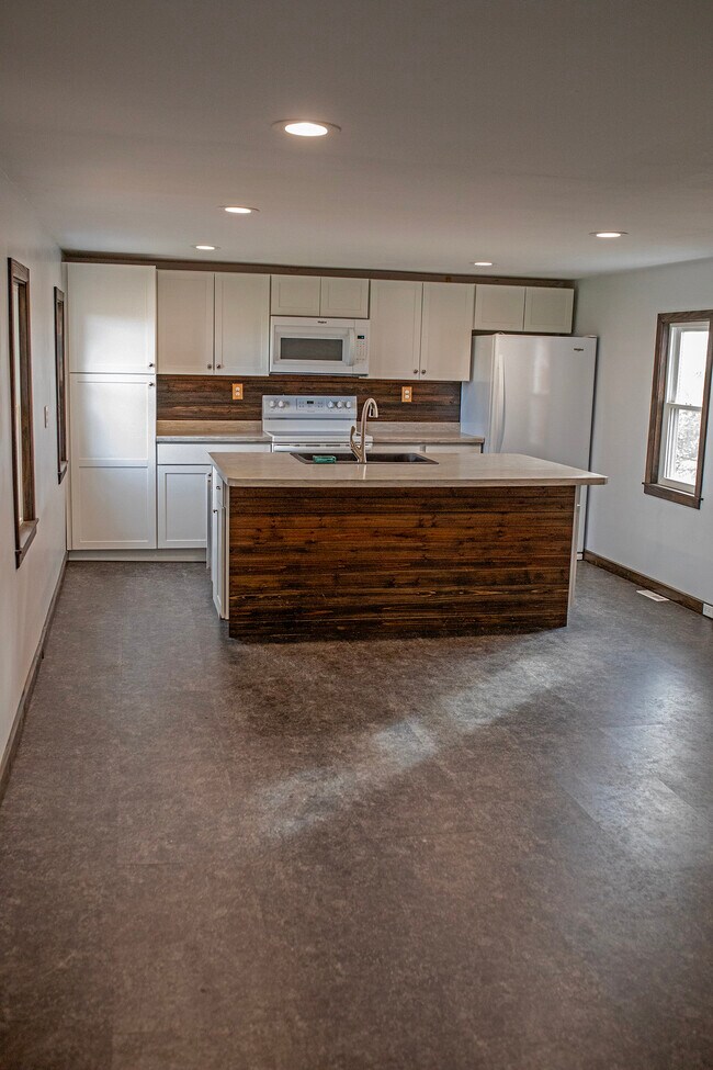Kitchen (refrigerator not included) - 4022 E Newport Rd