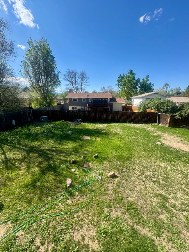 Building Photo - 4 Bedroom Split-Level in Widefield
