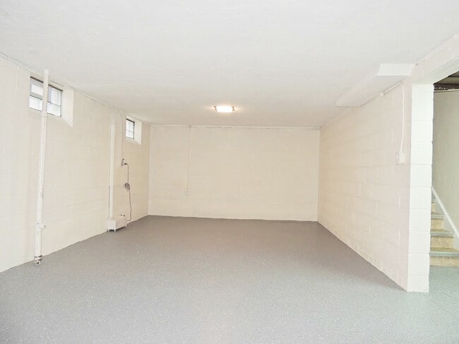 Building Photo - 4 Bedroom - 2 Full Bath Bungalow for Rent!