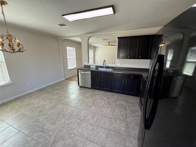 Building Photo - 206 Windridge Dr N