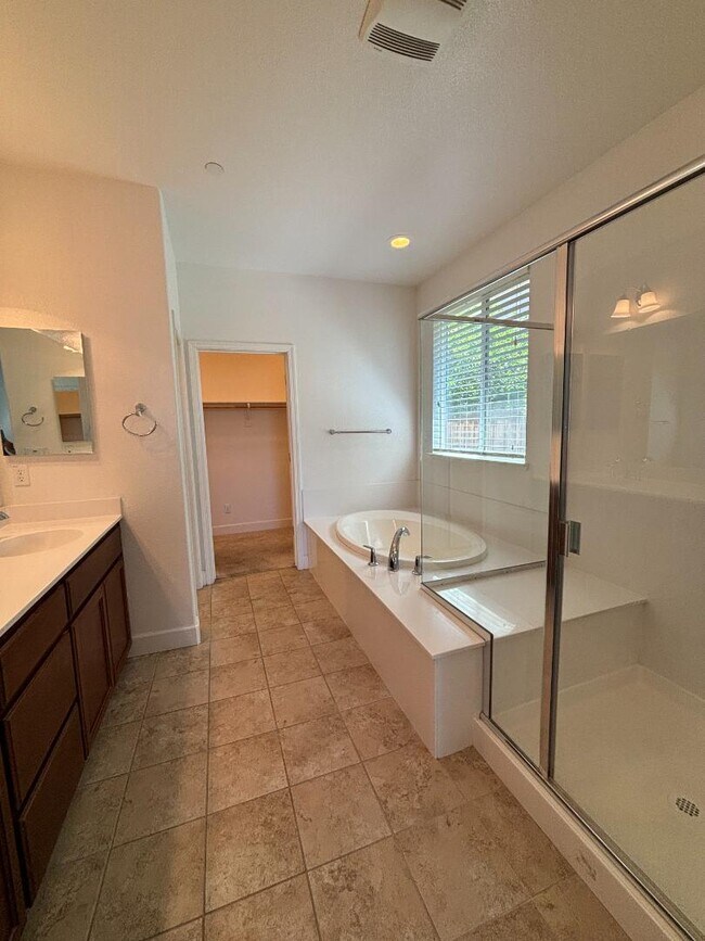 Building Photo - 402 Crimson Cir