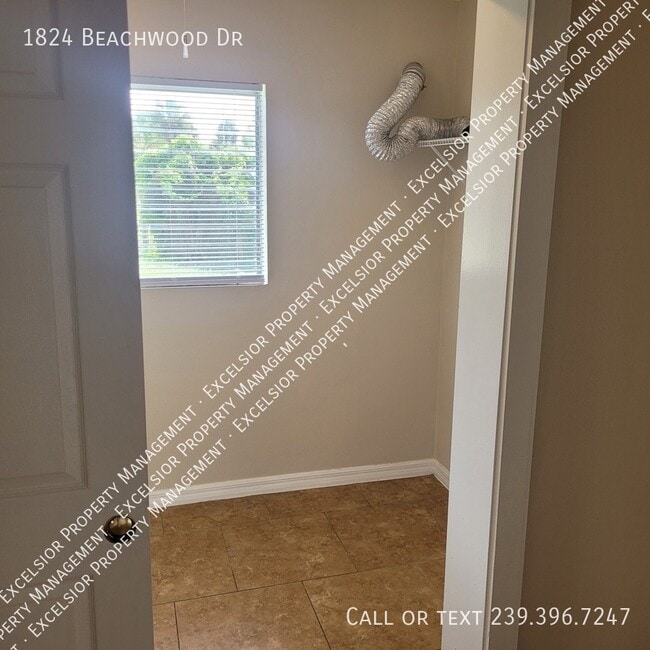 Building Photo - 1824 Beachwood Dr