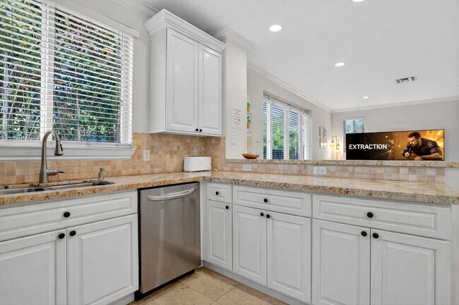 Building Photo - 1705 NE 11th St