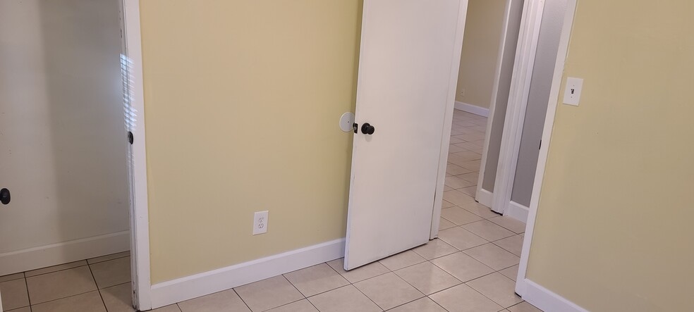 Building Photo - 4691 Pleasant Valley Ct